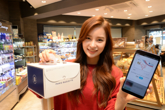 LG페이가 신세계 계열과 SPC계열에서 모두 사용할 수 있게 됐다. 29일 LG전자 모델이 SPC 대표 가맹점인 파리바게뜨에서 LG페이를 홍보하는 모습. LG전자 제공